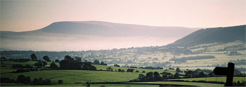 800px-Pendle_Hill_above_mist_235-0004